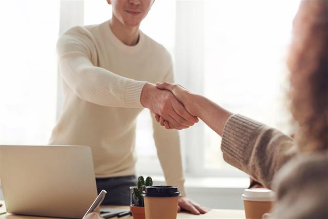 Handshake after a family financial agreement
